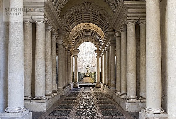 Galerie mit erzwungener Perspektive von Francesco Borromini im Palazzo Spada  Rom  Italien  Europa