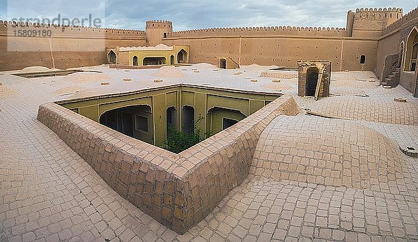 Ruinen  Türme und Mauern der Zitadelle von Rayen  größtes Lehmgebäude der Welt  Provinz Kerman  Iran  Asien