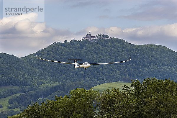 Segelflugzeug vor der Burg Teck  Kirchheim unter Teck  Baden-Württemberg  Deutschland  Europa