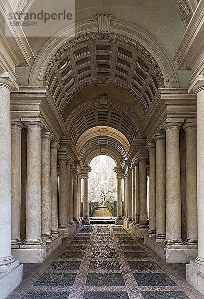 Galerie mit erzwungener Perspektive von Francesco Borromini im Palazzo Spada  Rom  Italien  Europa