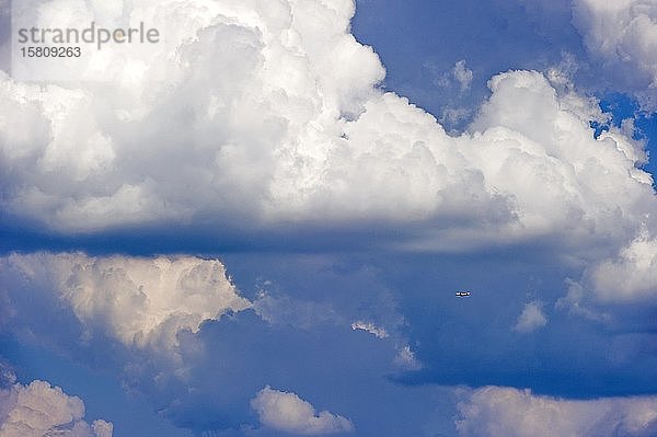 Gewitterwolken  Cumulonimbus  Passagierflugzeug der Fluggesellschaft British Airways über dem Flughafen München  Freising  Oberbayern  Bayern  Deutschland  Europa