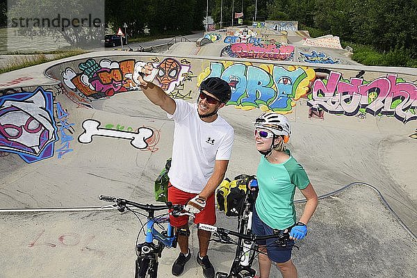 Radfahrer im Skaterpark am Innradweg  Wörgl  Kitzbüheler Alpen  Tirol  Österreich  Europa