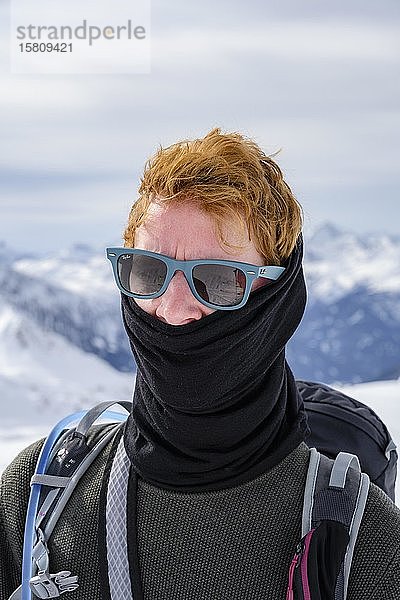 Skitourengeher  Mann mit Sonnenbrille und Schal  Portrait  Wattentaler Lizum  Tuxer Alpen  Tirol  Österreich  Europa