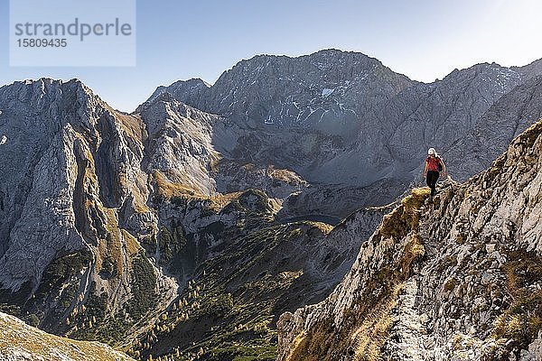 Bergsteiger mit Kletterhelm läuft auf einem steilen Berghang  Wanderweg zur Ehrwalder Sonnenspitze  Ehrwald  Mieminger Kette  Tirol  Österreich  Europa