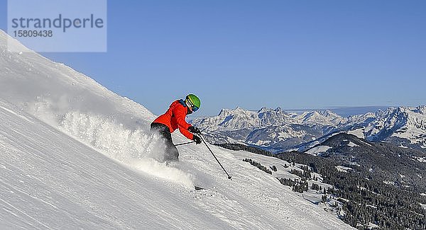 Skifahrer fährt steilen Hang hinunter  schwarze Piste  blauer Himmel  Berge im Hintergrund  SkiWelt Wilder Kaiser  Brixen im Thale  Tirol  Österreich  Europa