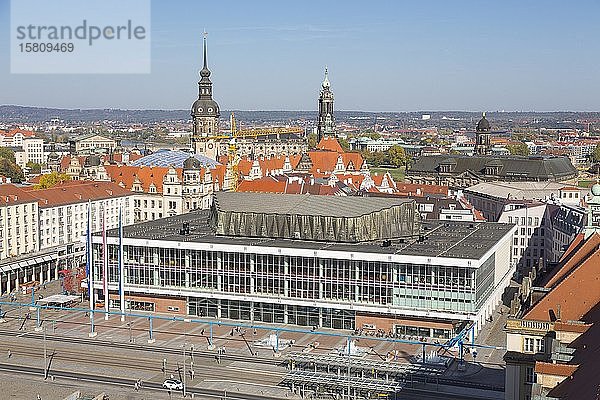 Blick von der Kreuzkirche auf den Kulturpalast  Schloss und Hornkirche  Dresden  Sachsen  Deutschland  Europa