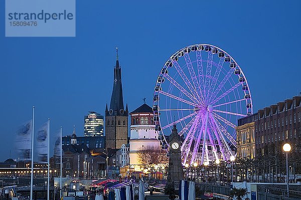 Schlossplatz mit St. Lambertus Kirche  Schlossturm und Riesenrad  Nachtaufnahme  Düsseldorf  Nordrhein-Westfalen  Deutschland  Europa