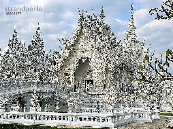 Wat Rong Khun  Weißer Tempel  Künstler Chalermchai Kositpipat  Chiang Rai  Thailand  Asien