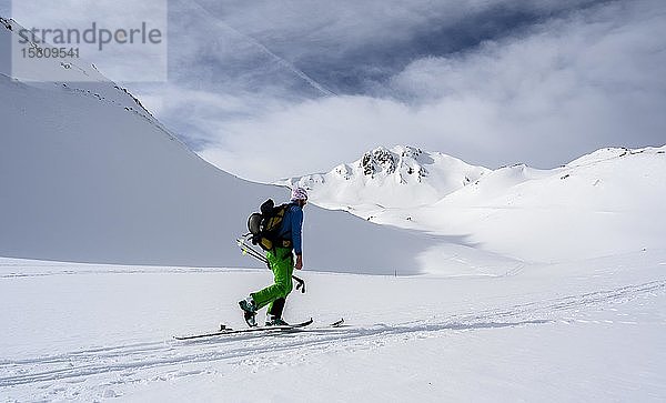 Skitourengeher im Schnee  Mölser Sonnenspitze  Wattentaler Lizum  Tuxer Alpen  Tirol  Österreich  Europa