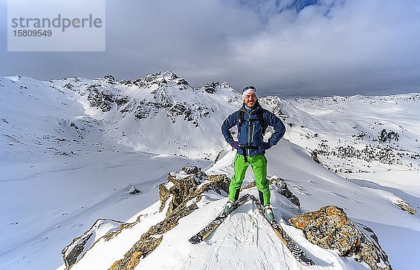 Skitourengeher vor einer verschneiten Berglandschaft  im Hintergrund die Köpfe des Tarntals und die Lizumer Sonnenspitze  Wattentaler Lizum  Tuxer Alpen  Tirol  Österreich  Europa