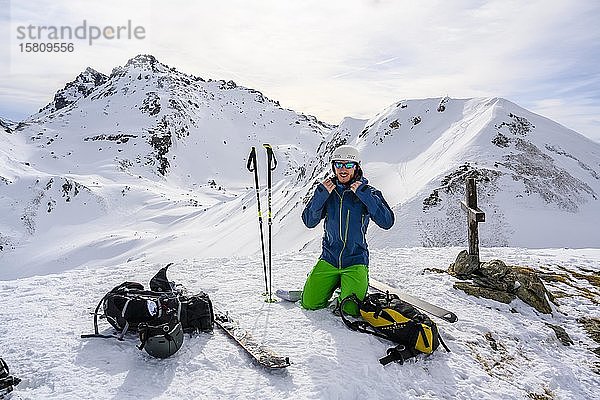Skitourengeher beim Gipfelsturm  rechts die Mölser Sonnenspitze  dahinter schneebedeckte Berge  Wattentaler Lizum  Tuxer Alpen  Tirol  Österreich  Europa