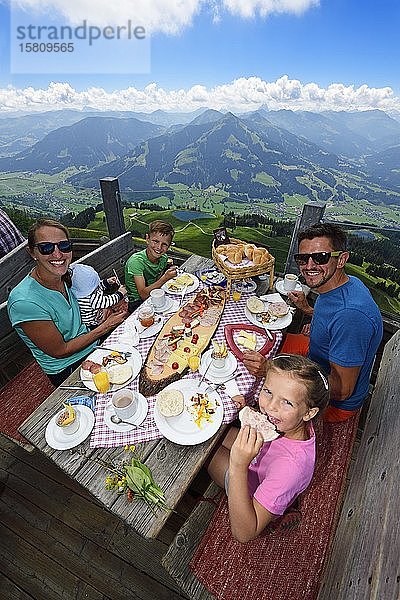 Familie bei einer Brotzeit auf der Salvenalm  Hohe Salve  Hopfgarten  Brixental  Kitzbüheler Alpen  Tirol  Österreich  Europa