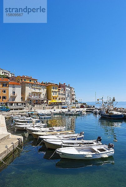 Hafen- und Stadtansicht  Moscenicka Draga  Istrien  Bucht des Kvarner Golfs  Kroatische Adria  Kroatien  Europa