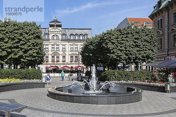Springbrunnen auf dem Altmarkt  im Hintergrund das historische Hotel Blauer Engel  Aue  Erzgebirge  Sachsen  Deutschland  Europa