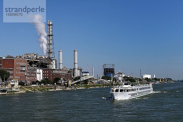 Rhein mit Ausflugsschiff und Industrieanlagen der BASF  Ludwighafen am Rhein  Rheinland-Pfalz  Deutschland  Europa