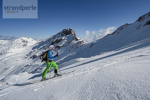 Skitourengeher  Aufstieg zur Geierspitze  Wattentaler Lizum  Tuxer Alpen  Tirol  Österreich  Europa