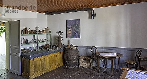 Schankraum im Pouldu-Museum auf den Spuren von Gauguin  Clohars-Carnoët  Département Finistère  Frankreich  Europa