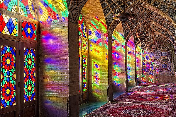 Nasir-ol-Molk-Moschee  Lichtmuster von farbigen Glasmalereien  die den Iwan beleuchten  Shiraz  Provinz Fars  Iran  Asien