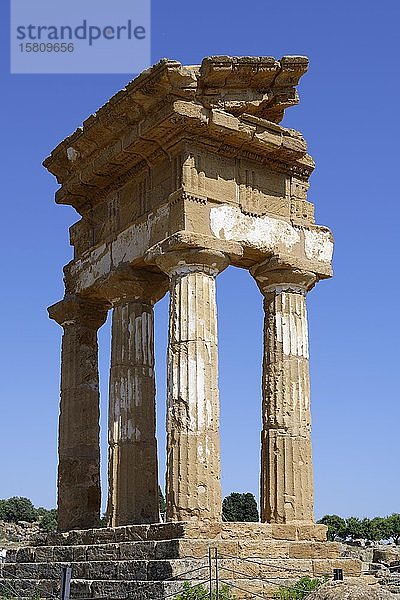 Säulen  Tempelruinen  Tal der Tempel  Agrigento  Sizilien  Italien  Europa