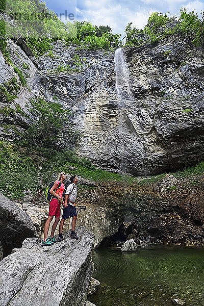 Wanderer vor dem Wasserfall Schoßrinn  Sachrang  Chiemgau  Oberbayern  Bayern  Deutschland  Europa