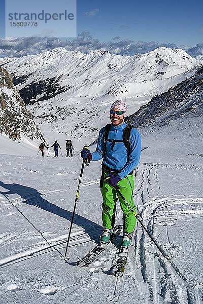 Gruppe von Skitourengehern  Aufstieg zur Geierspitze  Wattentaler Lizum  Tuxer Alpen  Tirol  Österreich  Europa