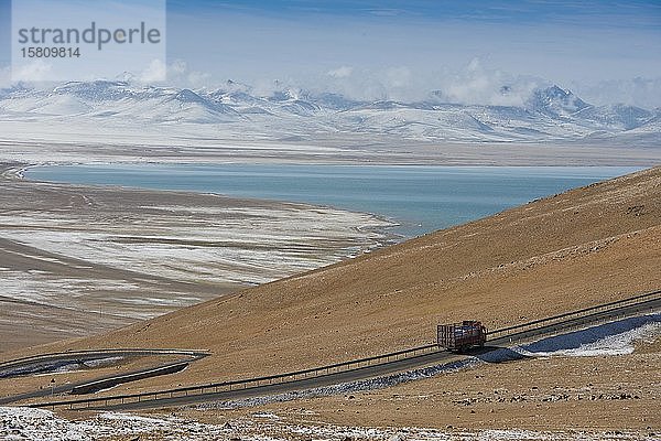 Lkw-Passage von Norden auf dem Weg zum heiligen Namtso-See  Kreis Damchung  Tibet  China  Asien