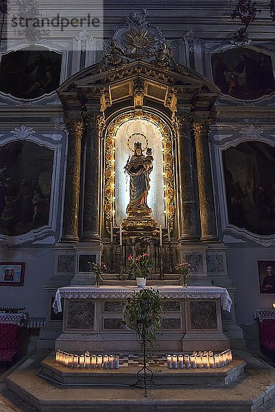 Beleuchteter Marienaltar in der Kirche von San Francesco di Paola  Venedig  Venetien  Italien  Europa