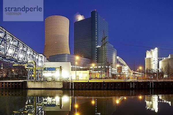 Steinkohlekraftwerk Datteln mit Block 4 am Datteln-Hamm-Kanal am Abend  Kohleausstieg  Datteln  Ruhrgebiet  Nordrhein-Westfalen  Deutschland  Europa