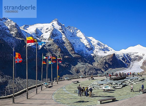 Großglockner  Kaiser Franz Josef Höhe mit internationalen Fahnen  Nationalpark Hohe Tauern  Hohe Tauern  Großglockner Hochalpenstraße  Kärnten  Österreich  Europa