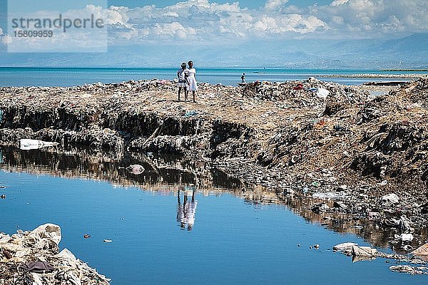 Mädchen auf einem riesigen Müllberg an der Küste  Cité Soleil  Port-au-Prince  Ouest  Haiti  Mittelamerika