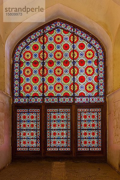 Buntes Glasfenster im Dolat Abad Gartenpavillon  Yazd  Iran  Asien