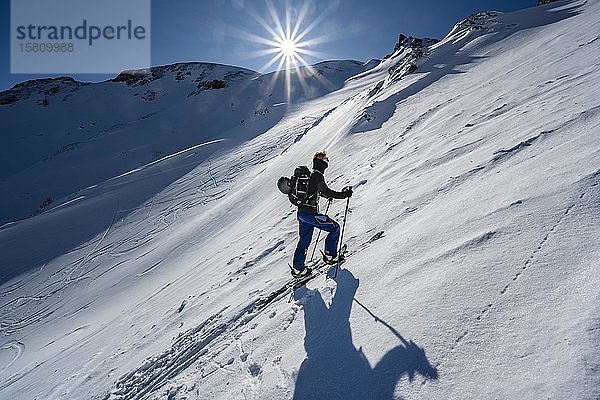 Skitourengeher im steilen Gelände  Aufstieg zur Geierspitze  Wattentaler Lizum  Tuxer Alpen  Tirol  Österreich  Europa