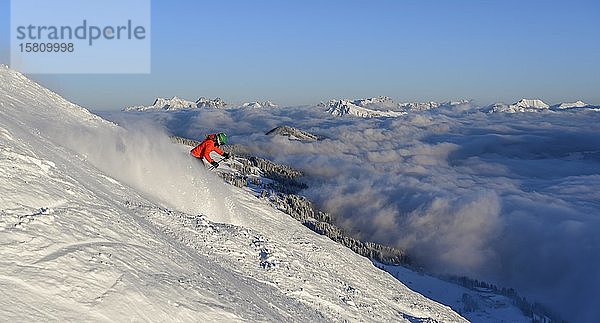 Skifahrerin auf steiler Piste  schwarze Piste  Berge im Hintergrund  SkiWelt Wilder Kaiser  Brixen im Thale  Tirol  Österreich  Europa