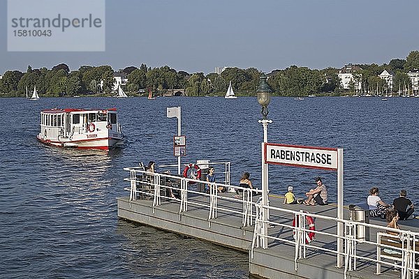 Linienschiff auf der Außenalster  Fähranleger Rabenstraße  Hamburg  Deutschland  Europa