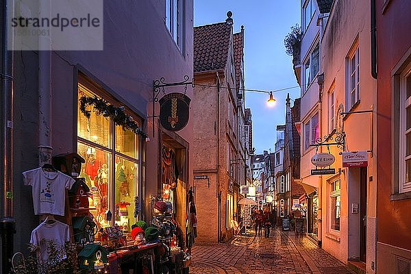 Häuser und Geschäfte mit Weihnachtsbeleuchtung in der Abenddämmerung  Schnoorviertel  Bremen  Deutschland  Europa