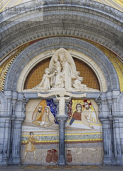 Heiligtum  Eingangsportal der Rosenkranzbasilika und der Basilika der Unbefleckten Empfängnis  Lourdes  Hautes Pyrenees  Frankreich  Europa