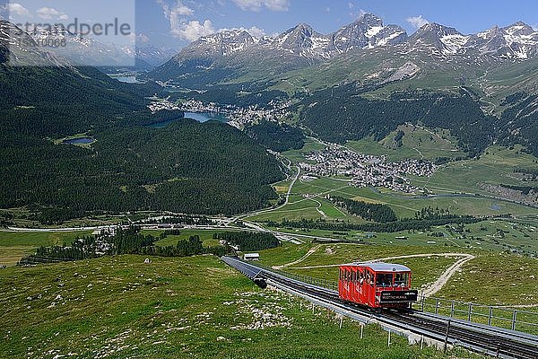 Standseilbahn Muottas Muragl mit Blick auf Celerina und St. Moritz  Engadin  Schweiz  Europa