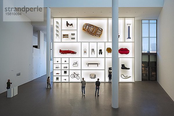 Lichtwand mit Designobjekten  Pinakothek der Moderne  München  Oberbayern  Bayern  Deutschland  Europa