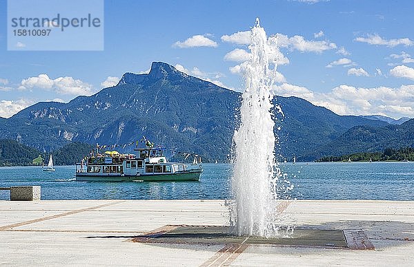 Ausflugsschiff  Uferpromenade mit Springbrunnen und Schafber  Mondsee  Salzkammergut  Oberösterreich  Österreich  Europa