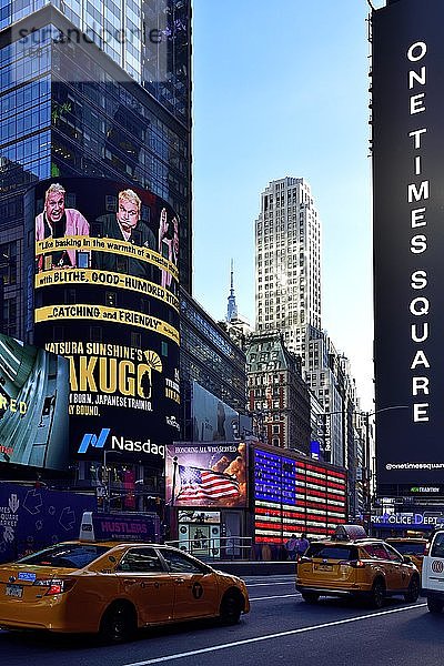 Mitten auf dem Times Square rekrutiert das Militär in einem Container  Manhattan  New York City  New York State  USA  Nordamerika