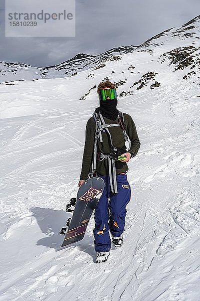 Skitourengeher im Schnee  Übung einer Lawinenverschüttetensuche mit Lawinenverschüttetensuchgerät  Wattentaler Lizum  Tuxer Alpen  Tirol  Österreich  Europa