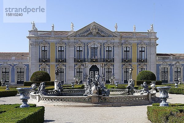 Palacio Nacional de Queluz mit Springbrunnen und Barockgarten  Queluz  Portugal  Europa