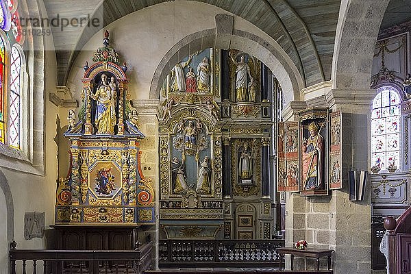 Blick auf den barocken Altar in der Kirche von  Saint-Thégonnec  Département Finistère  Frankreich  Europa