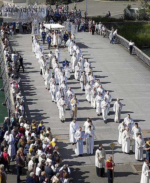 Eucharistische Prozession  Lourdes  Departement Hautes Pyrenees  Frankreich  Europa