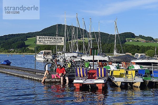 Pärchen mit Elektrofahrrädern pausiert an einem Steg am Obertrumer See  Obertrum  Salzburger Seenland  Salzburger Land  Österreich  Europa