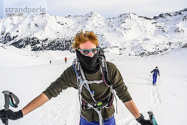 Skitourengeher  schneebedeckte Berge im Rücken  Wattentaler Lizum  Tuxer Alpen  Tirol  Österreich  Europa