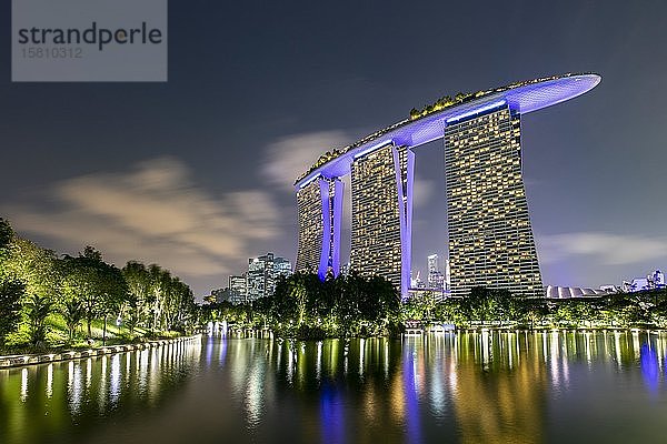 Marina Bay Sands Hotel in der Abenddämmerung  Marina Bay  Stadtzentrum  Singapur  Asien
