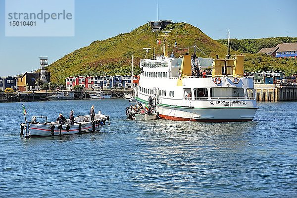 Einsteigen der Tagesgäste vom Schiff in Bördeboote im Hafen von Helgoland  Helgoland  Schleswig-Holstein  Deutschland  Europa