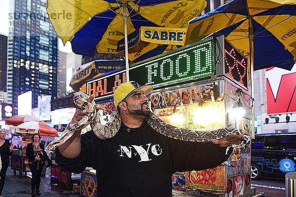 New Yorker wird mit Python fotografiert  Times Square  Manhattan  New York City  New York State  USA  Nordamerika