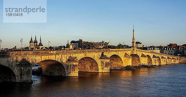 Blick auf die Brücke Jacques Gabriel und die Stadt Blois bei Sonnenuntergang  Departement Loire-et-Cher  Centre-Val de Loire  Frankreich  Europa